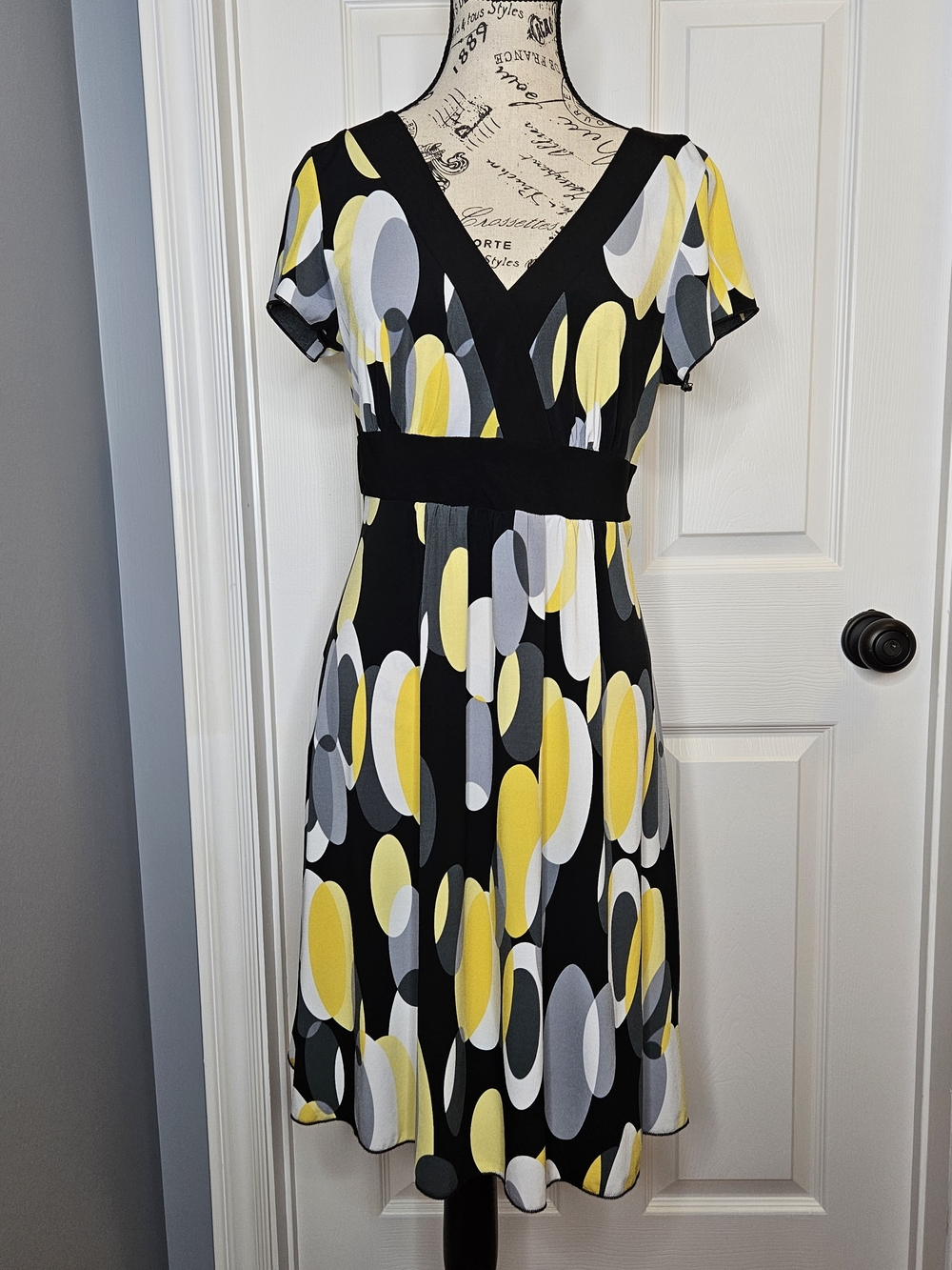 Jessica Black Yellow Geometric Print Empire Waist V-Neck Dress Short Sleeve L